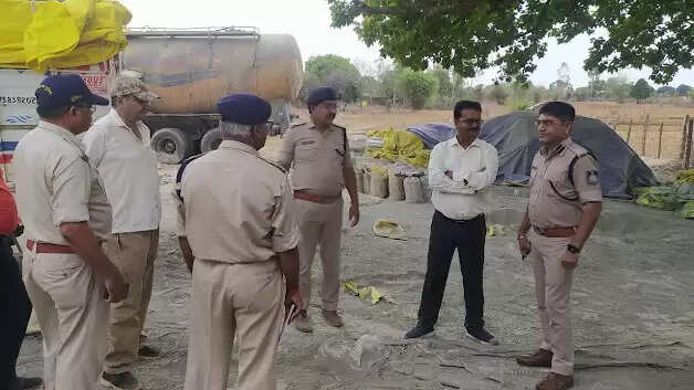 REWA : नकली सीमेंट की कंपनी पर पुलिस की बड़ी कार्यवाही, 3 ट्रक, 2 बल्कर, 1 पिकअप, 2500 बोरी सीमेंट सहित करोड़ों का माल जब्त