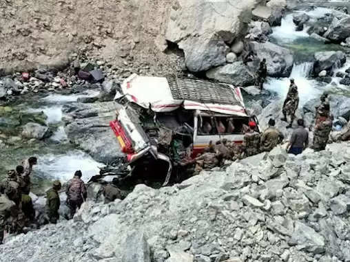 Ladakh के तुर्तक सेक्टर में सेना का ट्रक 60 नीचे फिट नदी में गिरा : हादसे में 7 जवानों की मौत जबकि 19 जवान घायल 