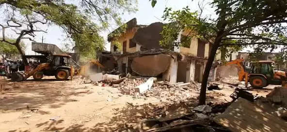 REWA : सीताराम महंत के बाद सिरमौर में 376 के आरोपी के आलीशान मकान पर चला प्रशासन का बुलडोजर