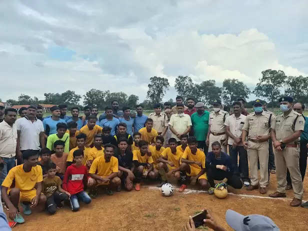 REWA : सामुदायिक पुलिसिंग के तहत एक दिवसीय फुटबॉल टूर्नामेंट का हुआ आयोजन : दो गोल दागकर ढेरा बना विजेता तो रंगारंग मुकाबले में नईगढ़ी टीम हुई बाहर 