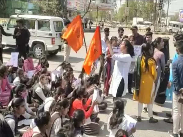 REWA : धर्मांतरण को लेकर अखिल भारतीय विद्यार्थी परिषद ने कॉलेज चौराहे में एक सैकड़ा कार्यकर्ताओं के साथ किया विरोध-प्रदर्शन 