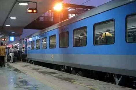 RAILWAY : दशहरा, दीपावली पर घर जाने के लिए अभी से बुकिंग शुरू : इन रूटों पर दौड़ेगी स्पेशल ट्रेनें : CG NEWS  