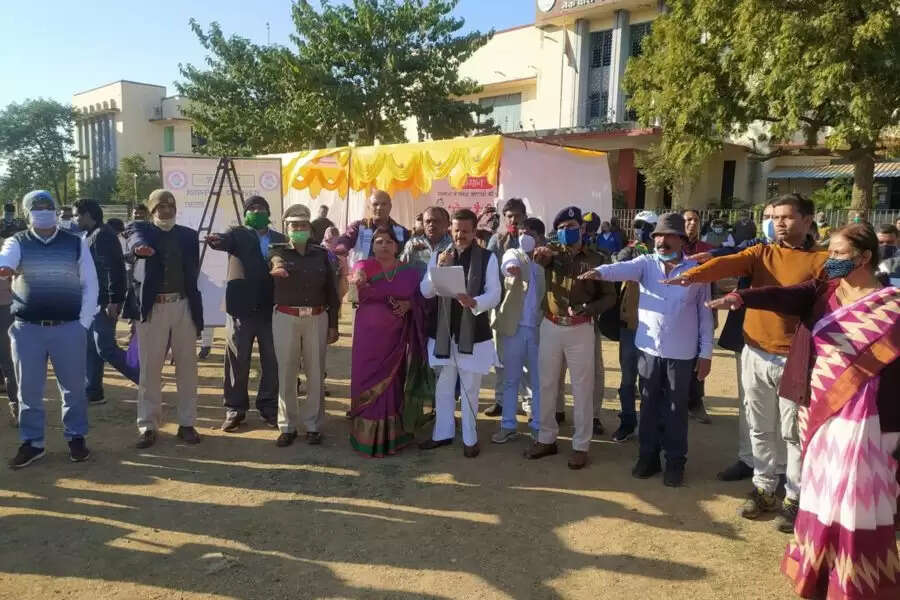 REWA : महिला जागरूकता अभियान : पूर्व मंत्री एवं रीवा विधायक राजेन्द्र शुक्ल ने हरी झण्डी दिखाकर मेगा रैली को किया रवाना