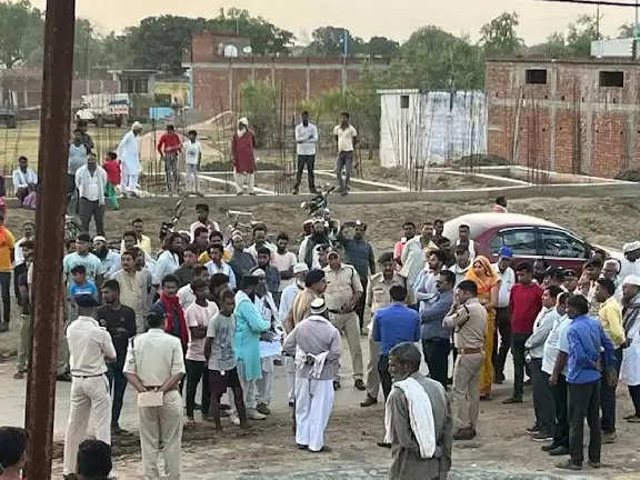 REWA : सरकारी जमीन पर मंदिर और मस्जिद का मामला : पूर्व BJP पार्षद को जमीन में पटक पटक कर पीटा, मारपीट का वीडियो वायरल