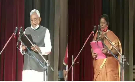 BIHAR : सातवीं बार बिहार के मुख्यमंत्री पद की नीतीश कुमार ने ली शपथ : तारकिशोर को विधानमंडल दल का नेता तो उपनेता रेणु देवी को चुना