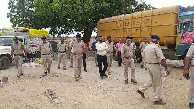 REWA : नकली सीमेंट की कंपनी पर पुलिस की बड़ी कार्यवाही, 3 ट्रक, 2 बल्कर, 1 पिकअप, 2500 बोरी सीमेंट सहित करोड़ों का माल जब्त