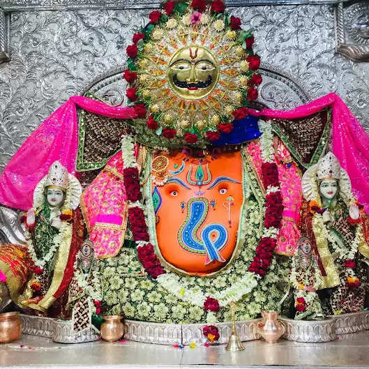RAKHI SPECIAL : प्रसिद्ध खजराना गणेश मंदिर : जानिए 18 साल पहले गणेश जी के लिए राखी बनाने और उसकी तैयारी की कहानी ...
