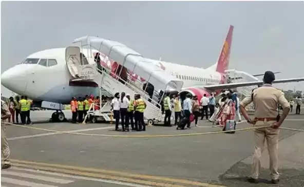 Delhi-Jabalpur Flight में अचनाक धुआं भरने से यात्रियों में हड़कंप : पैसेंजर्स के साथ हुई सुरक्षित इमरजेंसी लैंडिंग 