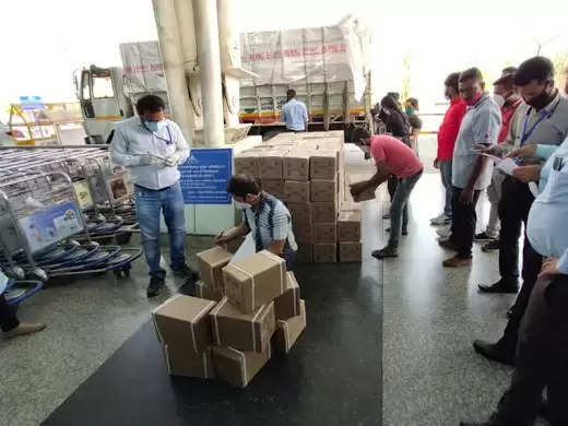 कोविशील्ड की 2 लाख डोज पहुंची रायपुर, वहीं 9600 रेमडेसिविर इंजेक्शन इंदौर एयरपोर्ट लाई गई