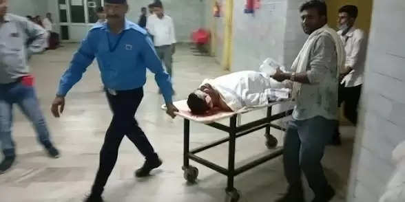 REWA : एक बार फिर रीवा में बड़ी घटना : लड़की के चक्कर में बेखौफ बदमाशों ने युवक को चाकू से गोदा, गंभीर हालत में SMGH में भर्ती 