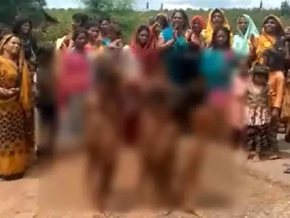 अंधविश्वास की तस्वीर : महिलाओं ने टोटका करने के लिए अपने ही घरों की बच्चियों को बिना कपड़ों के घुमाया 