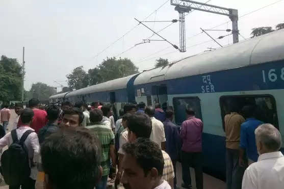 बड़ा रेल हादसा टला : Danapur Express की जनरल बोगी में आग लगने से यात्रियों में मचा हड़कंप, 45 मिनट देरी से रवाना हुई ट्रेन 