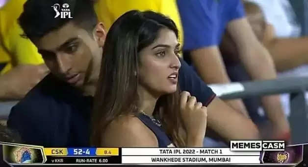 IPL शुरू होते ही सोशल मीडिया पर फेमस हुई Mystery Girl : यूजर्स ने कैमरा मैन को किया ट्रोल
