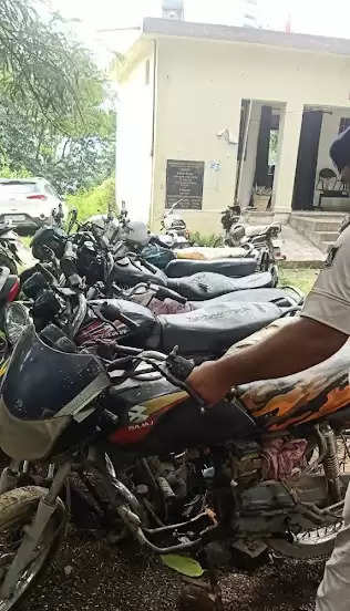 REWA : कब्रिस्तान में पुलिस की रेड : डंप मिली चोरी की दर्जनों बाइकें, अबतक 12 मोटर साइकलें बरामद : पार्ट्स निकालकर बाजार में की जा रही थी बिक्री, एक संदेही पकड़ाया
