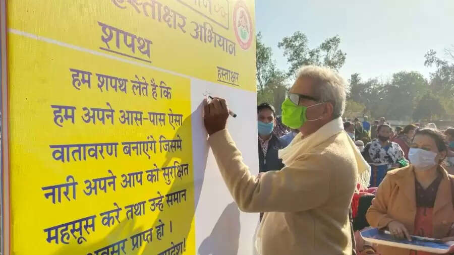 REWA : महिला जागरूकता अभियान : पूर्व मंत्री एवं रीवा विधायक राजेन्द्र शुक्ल ने हरी झण्डी दिखाकर मेगा रैली को किया रवाना