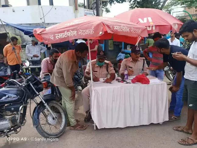 REWA : सड़क पर उतरे CJM : बदहाल यातायात व्यवस्था को सुधारने लगाई अदालत, 16 दो पहिया और 60 ऑटो वाहन पर की कार्यवाही, 88 हजार से ज्यादा की चालान शुल्क जमा करवाई 