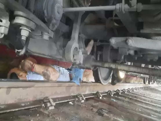 MP : चलती ट्रेन पर चढ़ने की कोशिश पर युवक का फिसला पैर : ट्रेन के नीचे आने से एक पैर कटा
