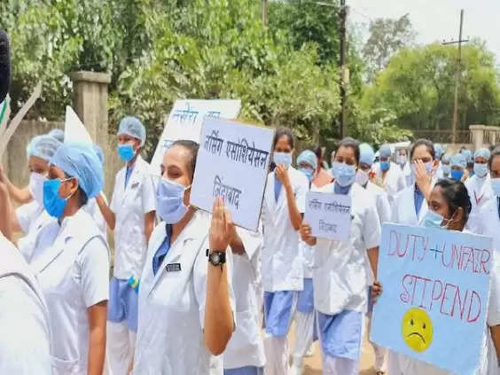 REWA : नर्सों की हड़ताल के बाद लड़खड़ाई स्वास्थ्य व्यवस्था, रैली निकालकर बुलंद की आवाज, फिर कॉलेज के सामने दिया धरना