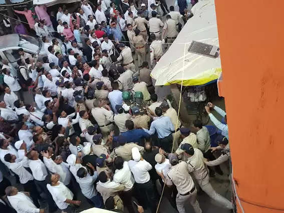 REWA : हेलमेट लगाकर दुष्कर्मी महंत और विनोद पांडेय को भारी पुलिस के बीच न्यायालय से निकाला बाहर, 2 दिन की रिमांड में रहेगा आरोपी