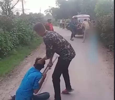 REWA : दिनदहाड़े पिटाई का VIDEO वायरल : रीवा-सेमरिया मार्ग पर पुराने लेन-देने को लेकर दो युवकों में जमकर चले डंडे, हाथ जोड़कर लगाते रहें छोड़ने की गुहार, लोग तमाशा देखते रहें 