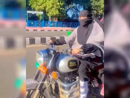'खान सिस्टर्स' की बाइक राइड : मुस्लिम युवतियों का हिजाब पहनकर बाइक चलाने का वीडियो वायरल, पीछे बैठी एक युवती ने दिया फ्लाइंग किस 