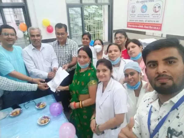 REWA : रीवा में वैक्सीनेशन का आंकड़ा 10 लाख के पार : संजय गांधी स्मृति हॉस्पिटल में बने केन्द्र में केक काटकर मनाई गई खुशी