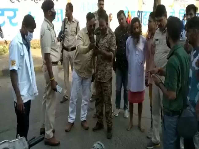 MP : फिर इंदौर में युवक की चाकू से गोदकर हत्या : पत्नी को बस में बैठाकर घर लौट रहें युवक पर बदमाशों ने आंख में मिर्च डालकर किया हमला  
