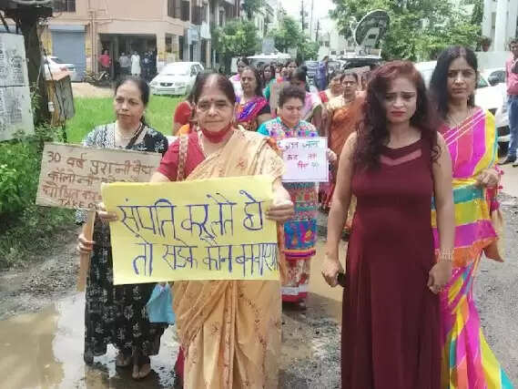 MP : महिलाओं ने सज-धज कर बदहाल सड़क पर किया रैंप वॉक : ऐ भाई जरा देख के चलो'... गाने पर एक घंटे तक गड्‌ढों में रैम्प वॉक का चला सिलसिला