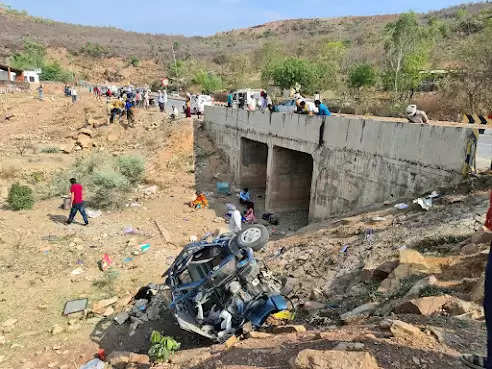 REWA : सोहागी पहाड़ में भीषण सड़क हादसा : 20 फिट नीचे खाई में गिरी कार, एक की मौत तीन घायल 