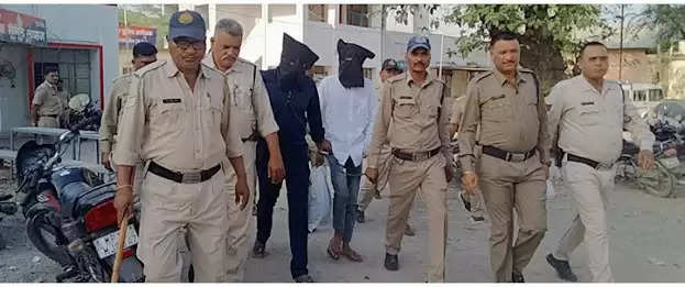 REWA : हेलमेट लगाकर दुष्कर्मी महंत और विनोद पांडेय को भारी पुलिस के बीच न्यायालय से निकाला बाहर, 2 दिन की रिमांड में रहेगा आरोपी