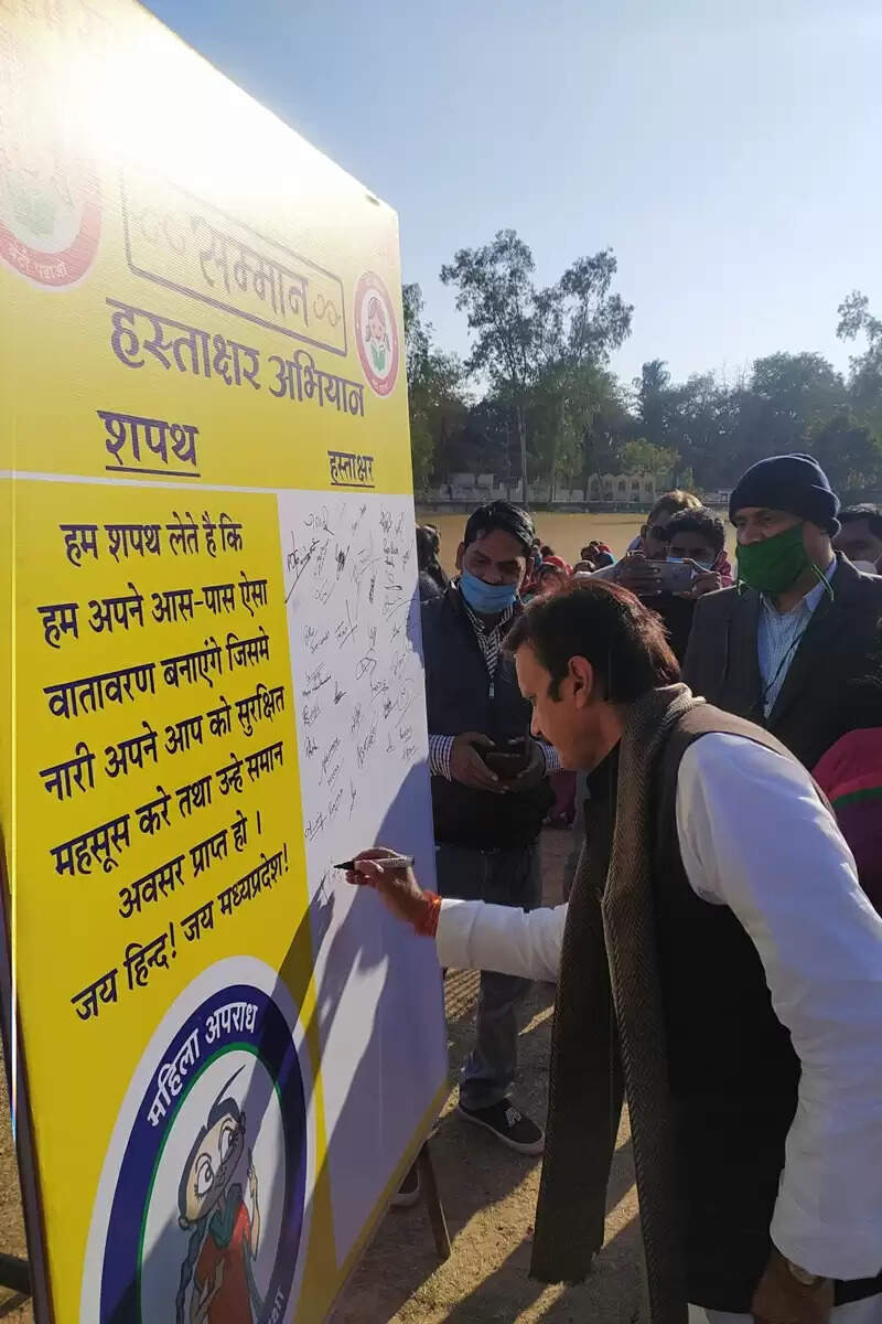 REWA : महिला जागरूकता अभियान : पूर्व मंत्री एवं रीवा विधायक राजेन्द्र शुक्ल ने हरी झण्डी दिखाकर मेगा रैली को किया रवाना