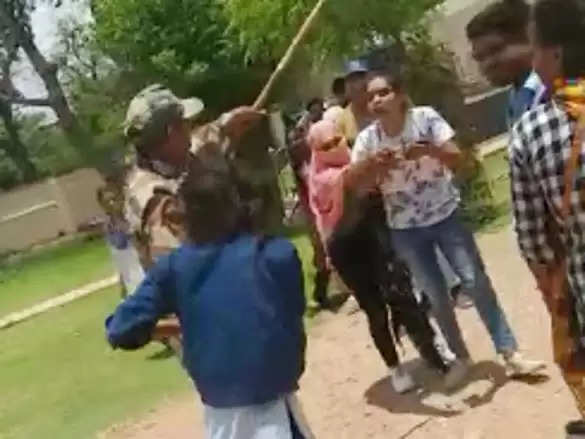 छतरपुर में BF के पीछे छात्राओं के बीच चले लात-घूंसे और चाकू : सोशल मीडिया पर Video Viral 