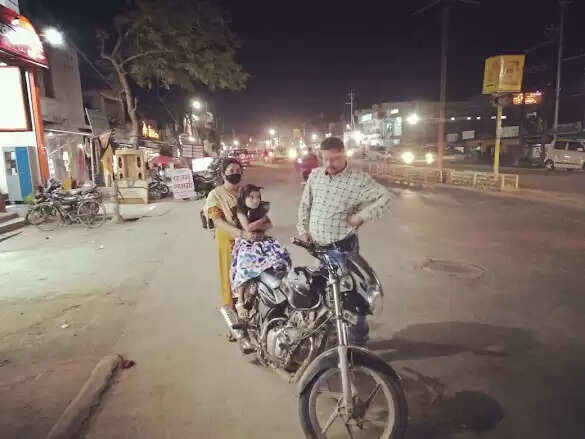 REWA : कट्टे की नोक पर रीवा में बदमाशों का खौफ : पुलिस खेल रही गन-गन, पहली महिला से जेवर और कैश लूटे तो दूसरी से सरेराह चेन खींचकर फैलाई सनसनी 