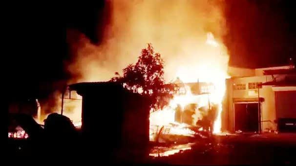 REWA : सिरमौर के उमरी गांव में बेटी की बारात आने से पहले गृहस्थी जलकर राख, 2 घंटे बाद भी नहीं पहुँचा दमकल