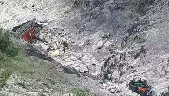 Ladakh के तुर्तक सेक्टर में सेना का ट्रक 60 नीचे फिट नदी में गिरा : हादसे में 7 जवानों की मौत जबकि 19 जवान घायल 