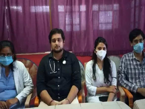 REWA : रीवा में चौथे दिन जूनियर डाक्टर्स की लगातार हड़ताल जारी : हड़ताल को 800 डॉक्टरों का समर्थन, काले कपड़े व काली पट्टी बांधकर कर रहें इलाज