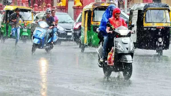 REWA : रीवा में दो दिनों से बदला मौसम का मिजाज : आज सोमवार की सुबह 9 बजे से चालू हुआ वर्षा का दौर 