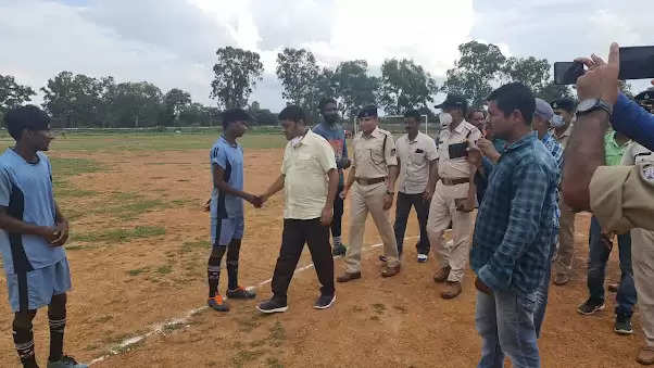 REWA : सामुदायिक पुलिसिंग के तहत एक दिवसीय फुटबॉल टूर्नामेंट का हुआ आयोजन : दो गोल दागकर ढेरा बना विजेता तो रंगारंग मुकाबले में नईगढ़ी टीम हुई बाहर 