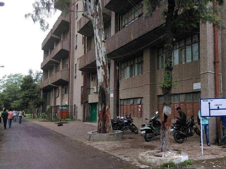 भोपाल के गोविंदपुरा स्थित आईटीआई में पूर्व छात्रों ने एक छात्रा का वीडियो बना लिया।
