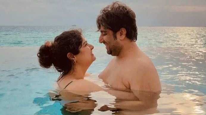 Arjun Kapoor की बहन Anshula Kapoor ने पूल में बॉयफ्रेंड संग बिकिनी में दिए बोल्ड पोज, रोमांटिक तस्वीरों ने मचाया तहलका