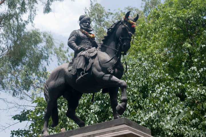 घोडा चौराहा स्थित महाराजा व्यंकटरमण सिंह की प्रतिमा