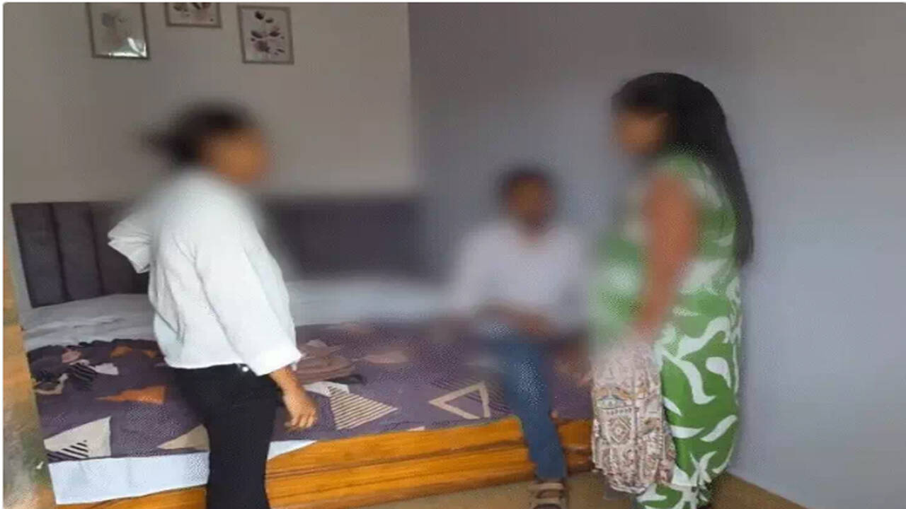 फर्जी आधार कार्ड, बदला हुआ सरनेम और बेवफाई! रीवा के पंगत होटल में रंगे हाथ पकड़े गए सीधी के पति-पत्नी का बीच सड़क तमाशा