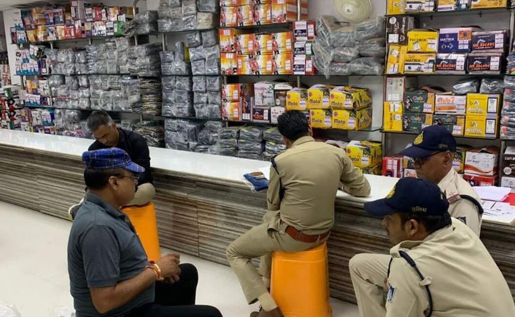 जीन्स पैंट के होलसेलर दुकानों में छापा