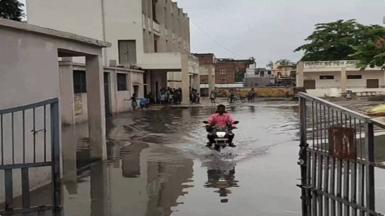 रीवा का ये स्कूल या स्विमिंग पूल? हाथ में जूते लेकर क्लास जाने को मजबूर मासूम; कलेक्टर ने दिए कड़े निर्देश